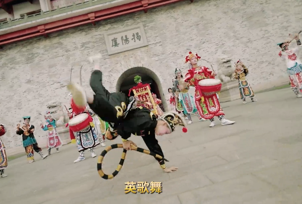 文明与热血精神的交融至下魔域成员们与非遗传承人一道