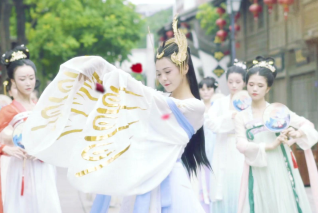 文君甄洛着服清淡不染凡尘;或如飞燕玉环花中牡丹不让群芳