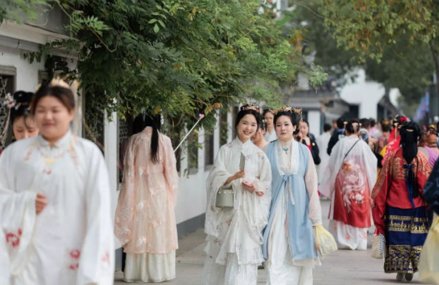 文君甄洛着服清淡不染凡尘;或如飞燕玉环花中牡丹不让群芳